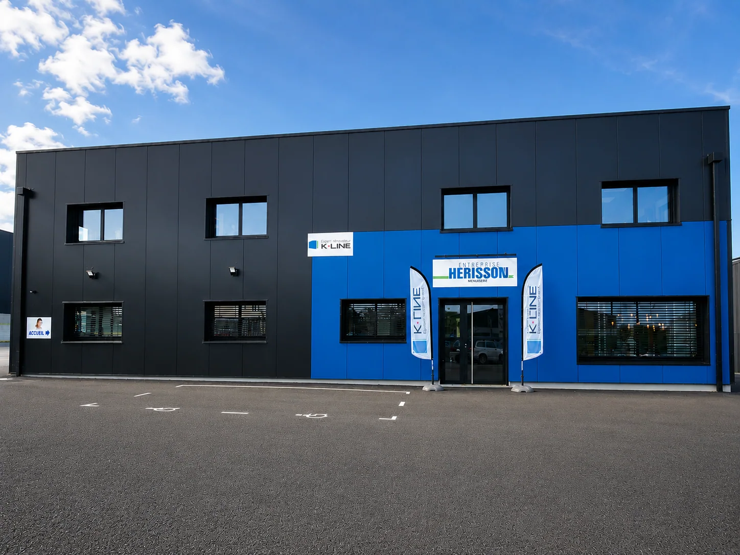 Façade bleue et anthracite des locaux AGH Hérisson, avec l’entrée du showroom