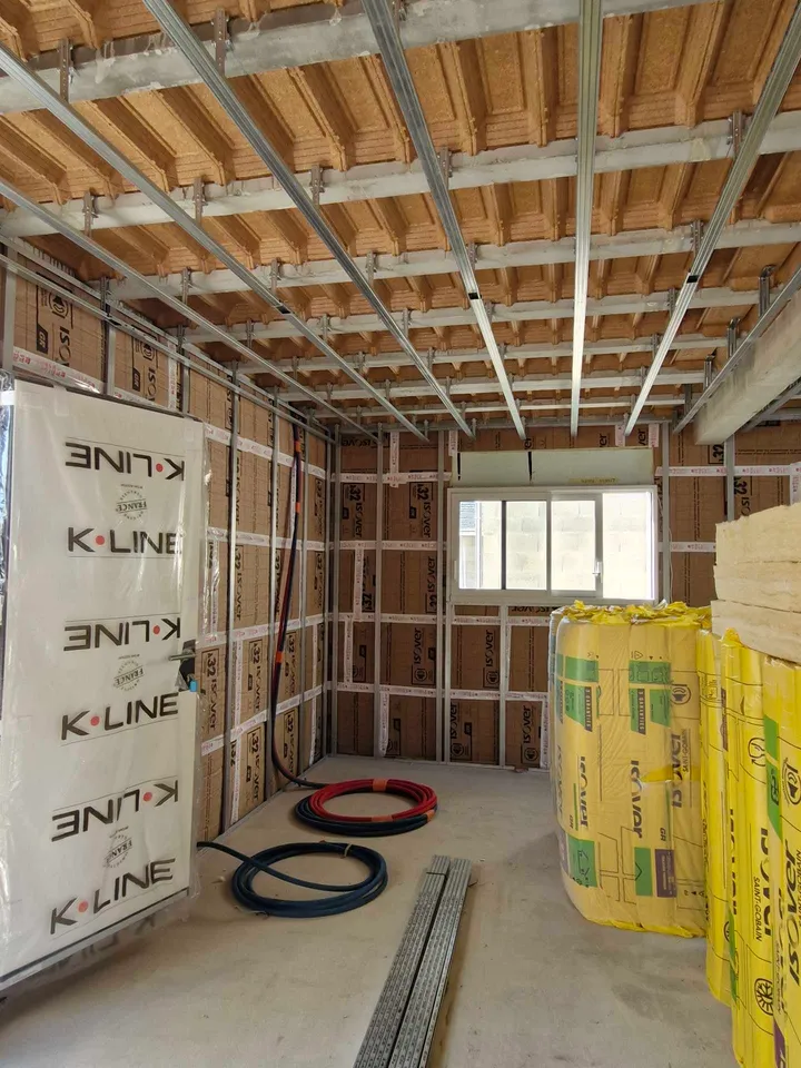 Ossatures de doublage et de plafond sur un chantier intérieur en cours