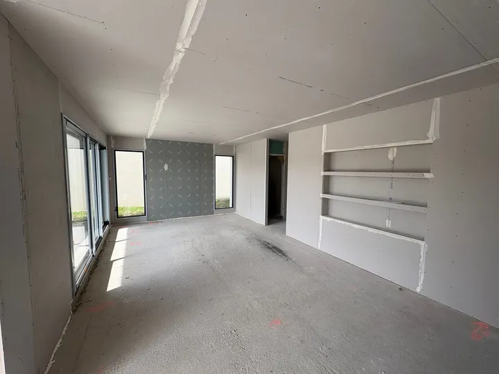 Étagères et niches blanches intégrées à une paroi en plaque de plâtre