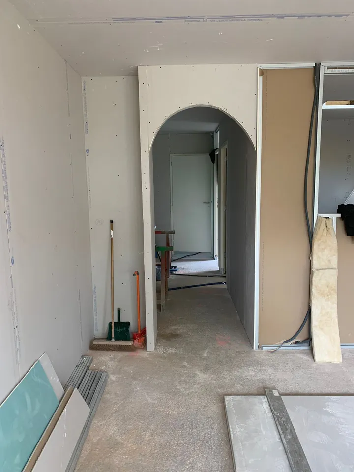 Passage cintré réalisé dans une cloison en plaque de plâtre, finitions en cours