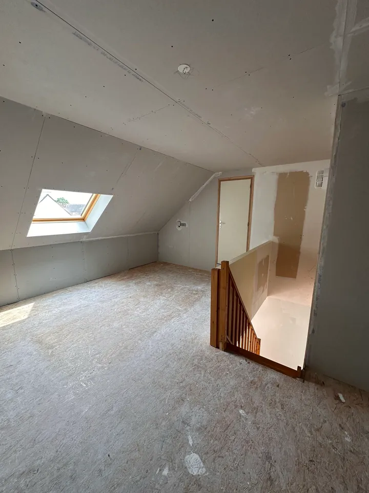 Pièce sous combles habillée de plaque de plâtre avec joints apparents en cours de finition