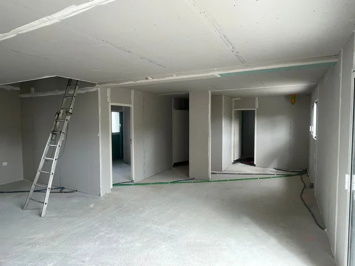 Cloisons en plaque de plâtre avec passages de portes et joints visibles avant décoration