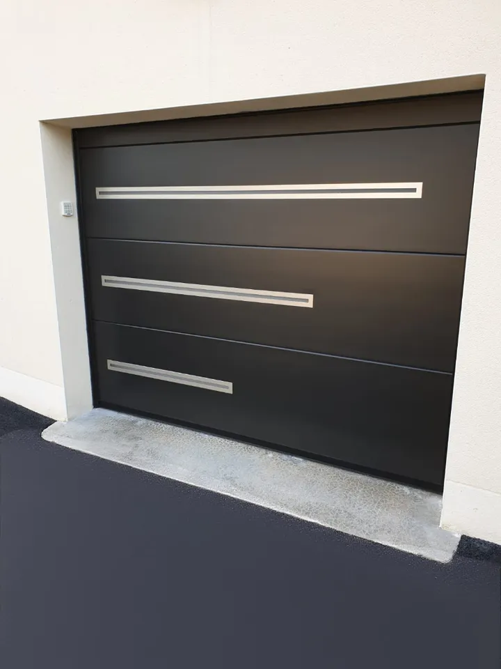 Porte de garage sombre avec trois inserts horizontaux clairs