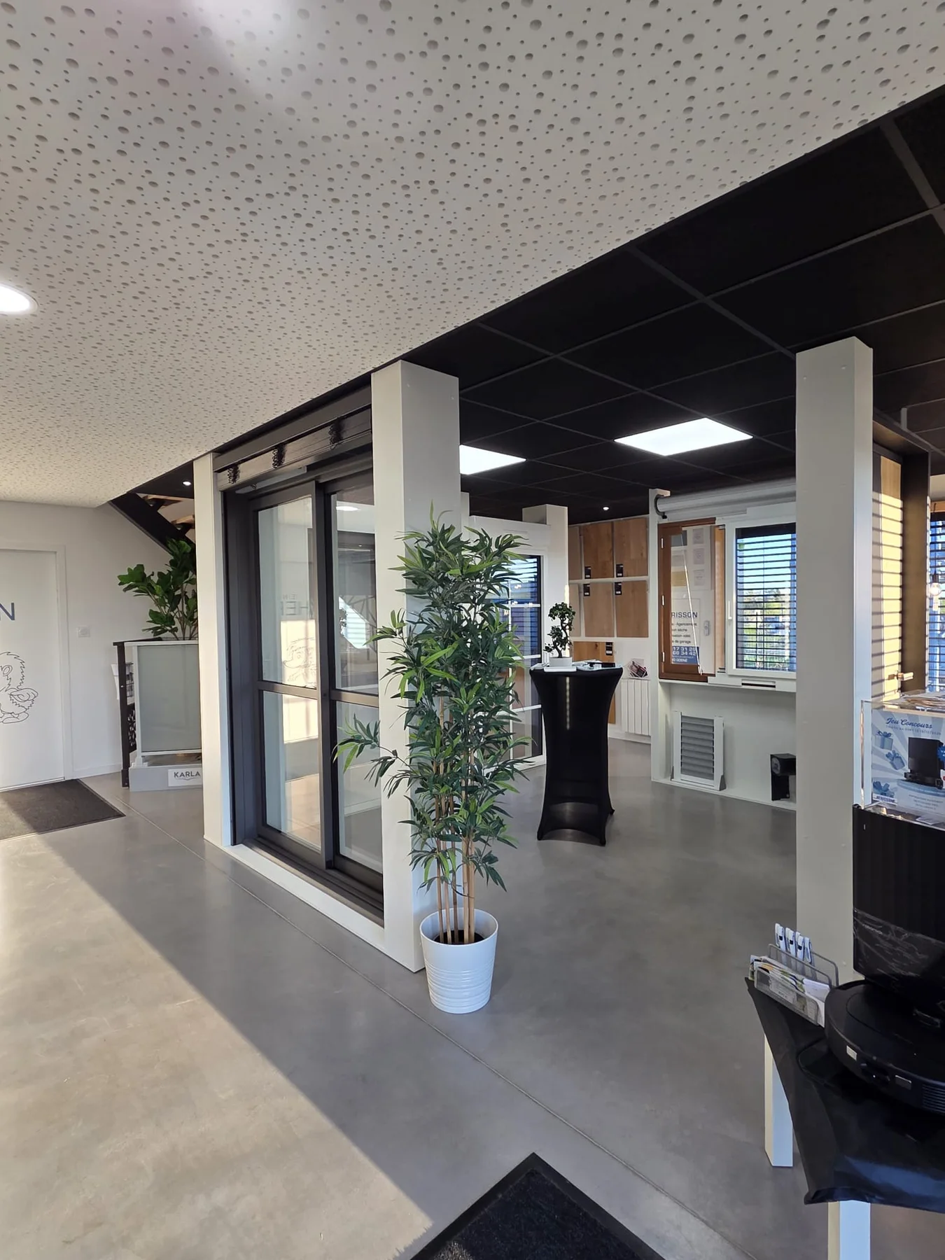 Menuiseries et finitions présentées dans le showroom AGH Hérisson à Gosné