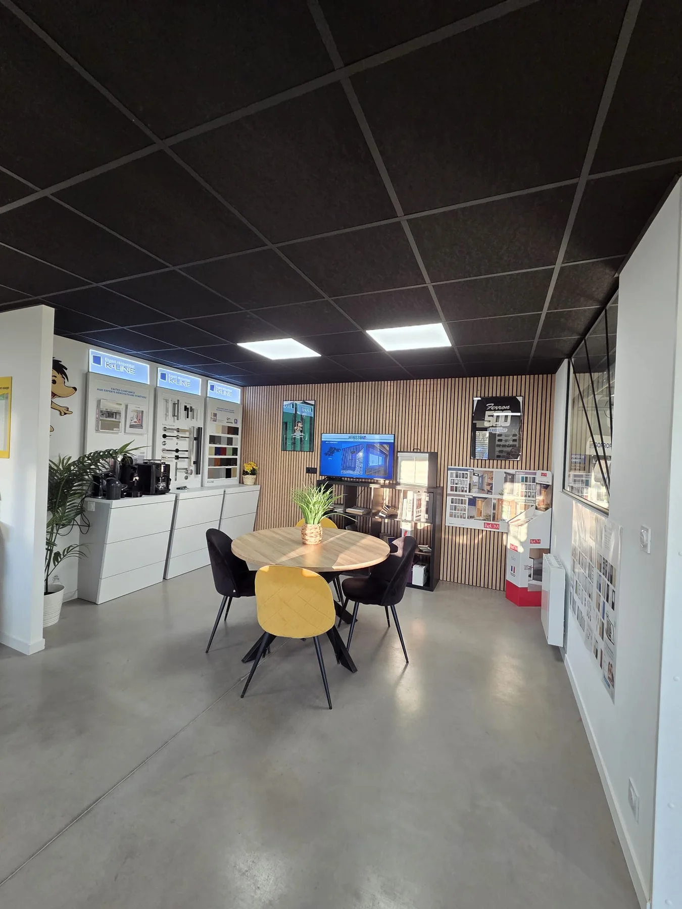 Vue d’ensemble du showroom AGH Hérisson avec portes et fenêtres exposées