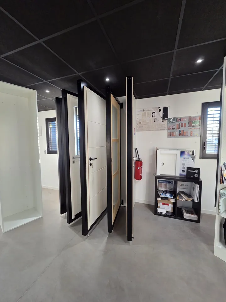 Modèles de portes présentés dans le showroom