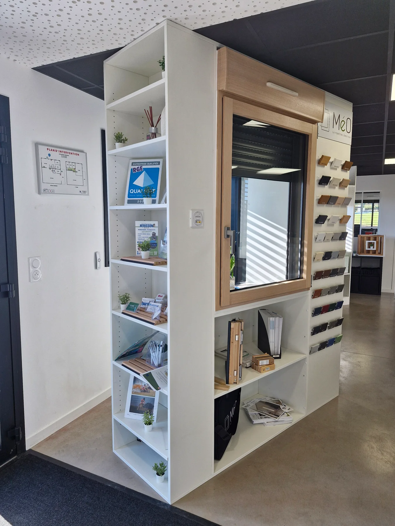 Module de présentation d’une fenêtre, avec coffre et échantillons dans le showroom