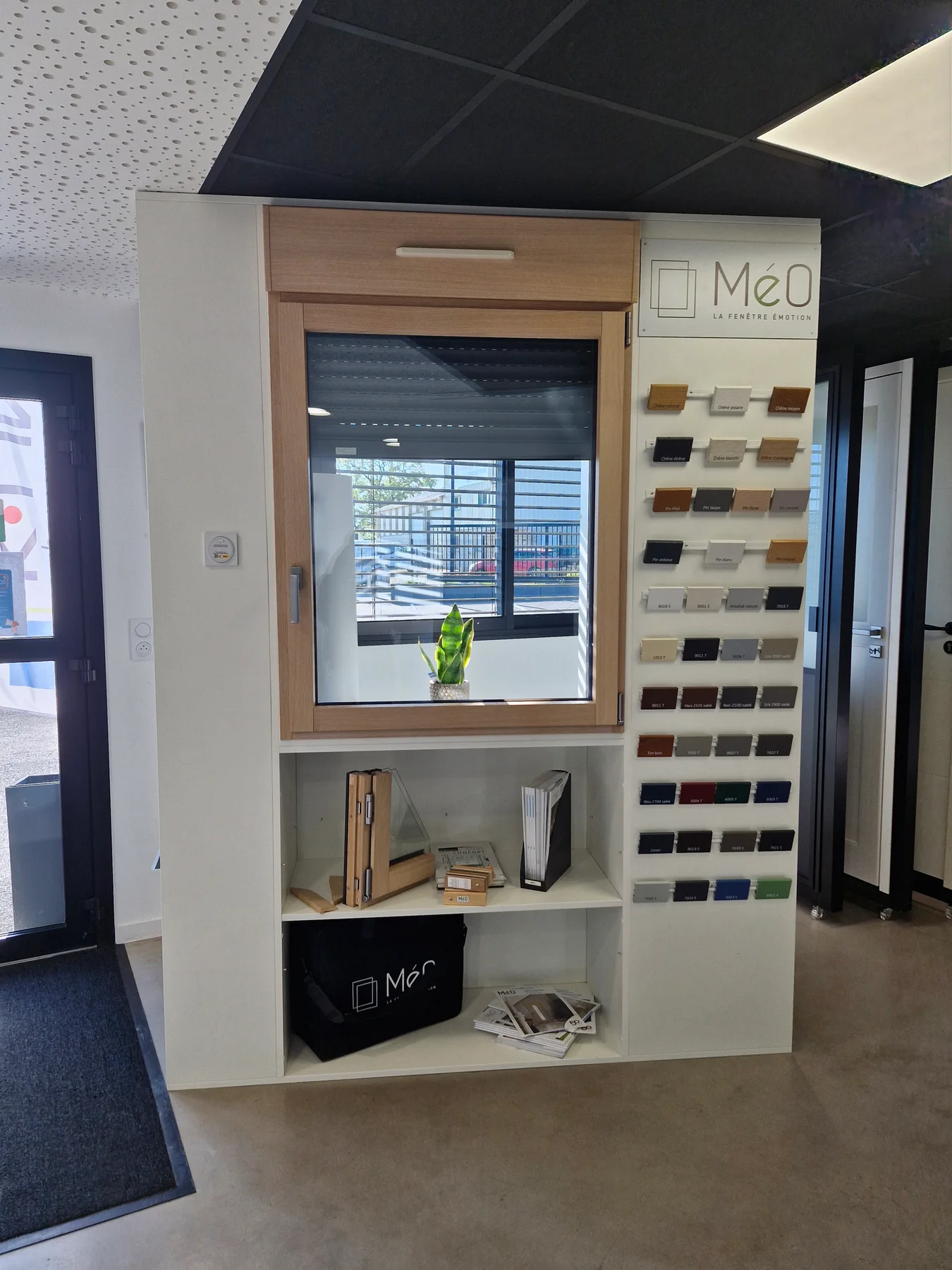 Volet roulant et nuancier de finitions présentés sur un module du showroom